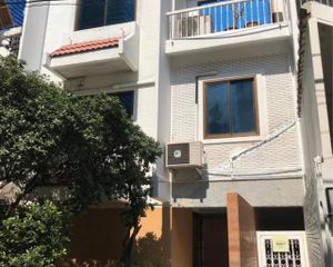 For Rent 1 Bed Townhouse in Pathum Wan, Bangkok, Thailand