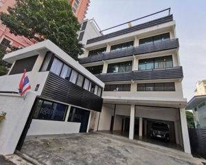 For Sale Office 840 sqm in Khlong Toei, Bangkok, Thailand