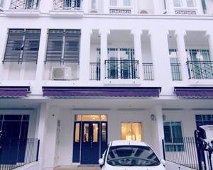 For Sale or Rent 4 Beds Townhouse in Phra Khanong, Bangkok, Thailand
