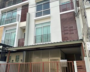 For Rent 4 Beds Townhouse in Yan Nawa, Bangkok, Thailand
