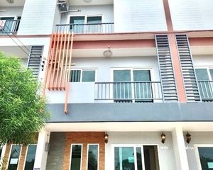 For Sale 4 Beds Townhouse in Mueang Udon Thani, Udon Thani, Thailand