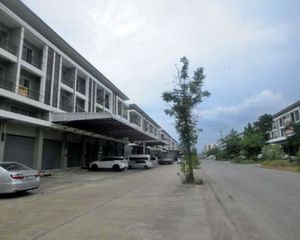 For Rent Retail Space 350 sqm in Khlong Luang, Pathum Thani, Thailand