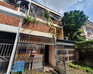 For Sale 4 Beds Townhouse in Watthana, Bangkok, Thailand