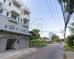 For Rent Retail Space 220 sqm in Mueang Chiang Mai, Chiang Mai, Thailand