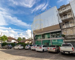 For Rent Retail Space 1,000 sqm in Mueang Chiang Mai, Chiang Mai, Thailand