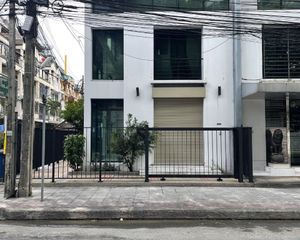 For Rent 3 Beds Townhouse in Yan Nawa, Bangkok, Thailand
