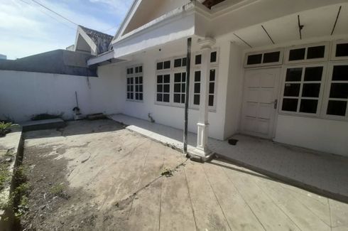 Rumah dijual dengan 4 kamar tidur di Dukuh Pakis, Jawa Timur