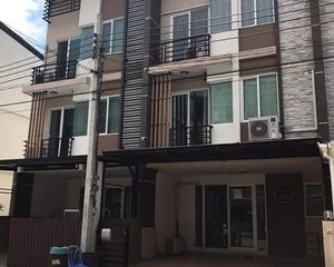 For Rent 5 Beds Townhouse in Saphan Sung, Bangkok, Thailand