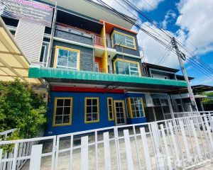For Sale 4 Beds Townhouse in Mueang Tak, Tak, Thailand