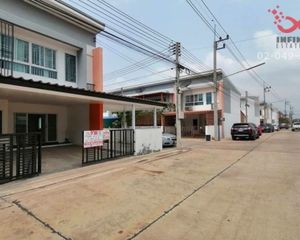 For Sale 3 Beds Townhouse in Bang Pakong, Chachoengsao, Thailand