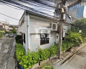 For Sale Office 160 sqm in Huai Khwang, Bangkok, Thailand