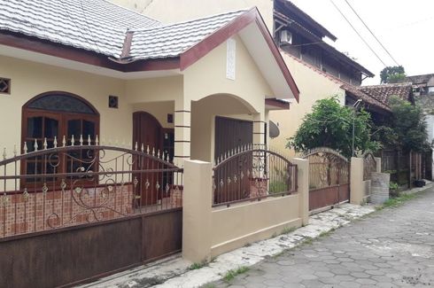 Rumah disewa dengan 4 kamar tidur di Condong Catur, Yogyakarta