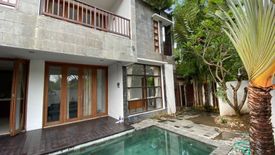 Rumah disewa dengan 4 kamar tidur di Kerobokan, Bali