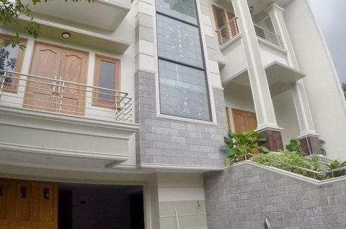 Rumah dijual dengan 5 kamar tidur di Duren Sawit, Jakarta