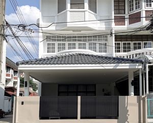 For Sale 4 Beds Townhouse in Phra Khanong, Bangkok, Thailand