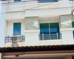 For Sale 3 Beds Townhouse in Mueang Nakhon Si Thammarat, Nakhon Si Thammarat, Thailand