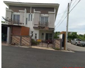 For Sale 1 Bed Townhouse in Mueang Uthai Thani, Uthai Thani, Thailand