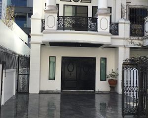 For Rent 3 Beds Townhouse in Khlong Toei, Bangkok, Thailand