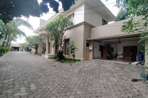 Townhouse disewa dengan 4 kamar tidur di Pejaten Barat, Jakarta