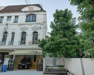 For Rent 4 Beds Townhouse in Yan Nawa, Bangkok, Thailand