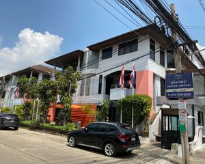For Sale or Rent Office 2,560 sqm in Wang Thonglang, Bangkok, Thailand