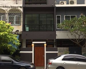 For Sale or Rent 3 Beds Townhouse in Khlong Toei, Bangkok, Thailand