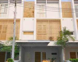For Sale 3 Beds Townhouse in Mueang Chiang Mai, Chiang Mai, Thailand