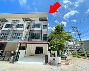 For Sale 3 Beds Townhouse in Phra Samut Chedi, Samut Prakan, Thailand