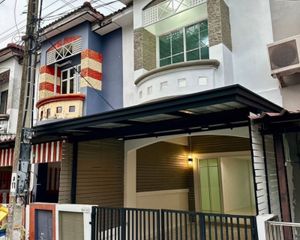 For Sale 3 Beds Townhouse in Sai Noi, Nonthaburi, Thailand