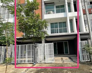For Rent 4 Beds Townhouse in Mueang Nonthaburi, Nonthaburi, Thailand