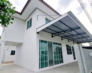 For Sale 5 Beds House in Khlong Luang, Pathum Thani, Thailand