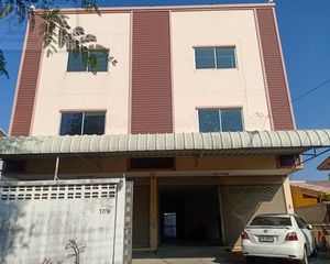 For Sale or Rent 3 Beds Retail Space in Saphan Sung, Bangkok, Thailand