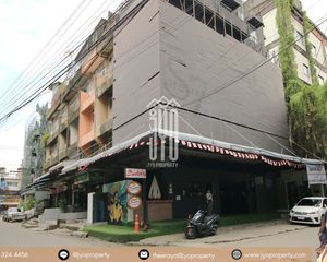 For Rent Retail Space 300 sqm in Phra Khanong, Bangkok, Thailand
