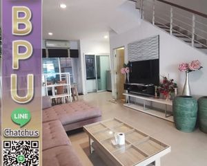 For Rent 3 Beds Townhouse in Saphan Sung, Bangkok, Thailand