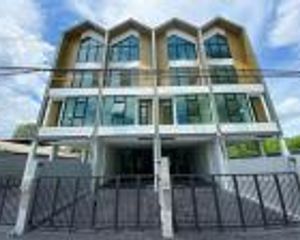 For Sale or Rent 3 Beds Office in Phra Khanong, Bangkok, Thailand