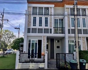 For Sale 3 Beds Townhouse in Tha Takiap, Chachoengsao, Thailand