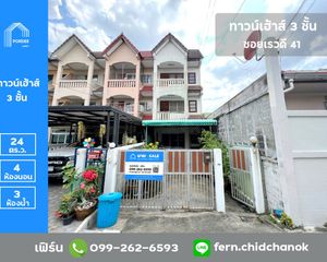 For Sale 4 Beds Townhouse in Mueang Nonthaburi, Nonthaburi, Thailand