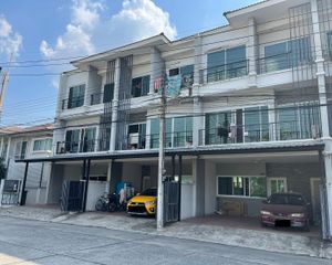 For Sale 4 Beds Townhouse in Khlong Luang, Pathum Thani, Thailand