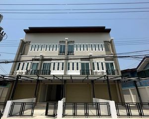 For Rent 3 Beds Retail Space in Thanyaburi, Pathum Thani, Thailand