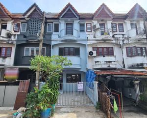 For Sale 5 Beds Townhouse in Krathum Baen, Samut Sakhon, Thailand