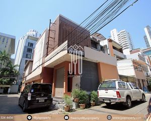 For Rent Retail Space 500 sqm in Watthana, Bangkok, Thailand
