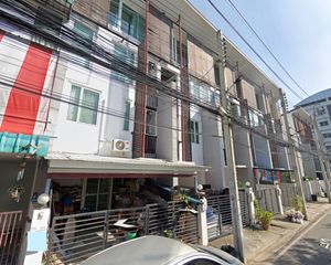 For Rent 4 Beds Townhouse in Pak Kret, Nonthaburi, Thailand