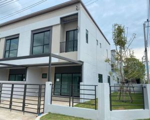 For Sale 3 Beds Townhouse in Mueang Phitsanulok, Phitsanulok, Thailand