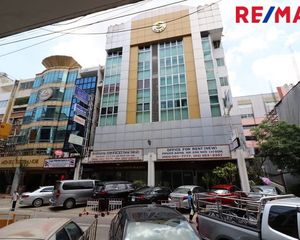 For Sale Office 3,072 sqm in Ratchathewi, Bangkok, Thailand