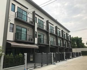 For Rent 3 Beds Townhouse in Mueang Nonthaburi, Nonthaburi, Thailand