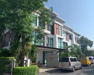 For Sale Office 700 sqm in Wang Thonglang, Bangkok, Thailand