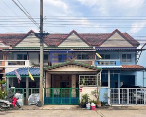 For Sale 3 Beds Townhouse in Sam Khok, Pathum Thani, Thailand