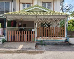 For Sale 3 Beds Townhouse in Bang Nam Priao, Chachoengsao, Thailand
