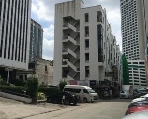 For Sale Office 300.11 sqm in Huai Khwang, Bangkok, Thailand