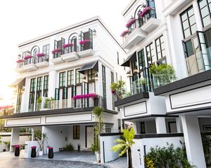 For Sale 4 Beds House in Watthana, Bangkok, Thailand